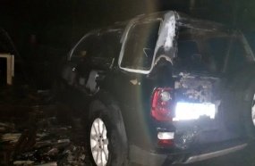Land Rover é destruída por incêndio durante a madrugada 