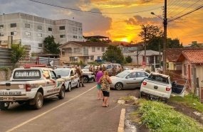 Homem em surto é preso após roubar carro com mulher e bebê dentro