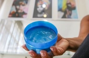 Anvisa proíbe venda de todas as pomadas para modelar e trançar cabelos