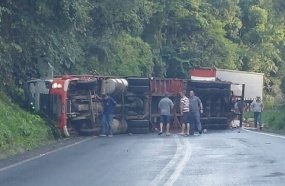 Carreta atinge barranco após tombar em Água Doce
