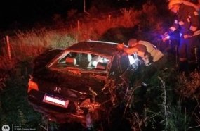 Duas mulheres ficam feridas após carro capotar na SC-135