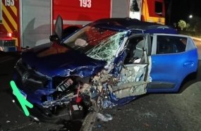 Colisão entre carro e caminhão deixa mulher presa às ferragens 