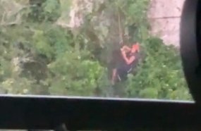 Helicóptero da Polícia Civil resgata parapentista preso a 100 metros de altura