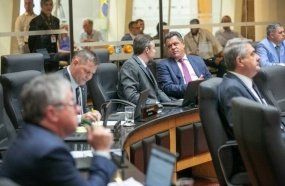 Deputados criticam paralisação de obras para revisar execução 