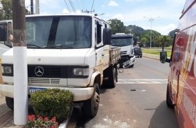 Caminhão atinge duas pessoas após colisão em Rio das Antas