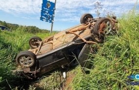 Motorista abandona picape com duas jovens feridas após capotamento
