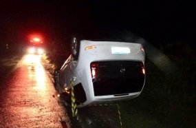 Jovens ficam feridas após carro capotar em Videira  