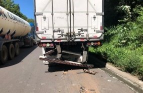 Carreta provoca acidente ao parar na pista após problema mecânico 