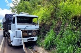 Colisão em barranco deixa caminhoneiro ferido na SC-467