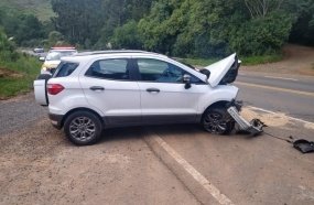 Motorista tem carro atingido por caminhão ao tentar fazer retorno 