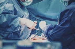 Médico e hospital são condenados por remoção de ovário errado
