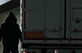Ladrões rendem caminhoneiro e levam semirreboque com a carga 