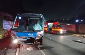 Colisão frontal entre moto e ônibus deixa casal ferido 