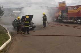 Carro pega fogo e fica destruído em Lebon Régis 