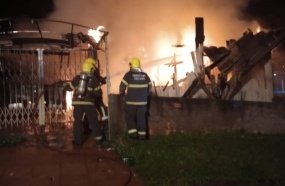 Homem sofre queimaduras de 1º e 2º grau durante um incêndio em residência