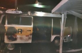 Bombeiros evitam incêndio em residência após Kombi pegar fogo