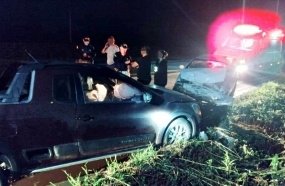 Colisão frontal entre veículos deixa casal ferido na BR-470 