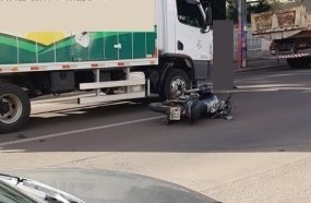 Acidente entre moto e caminhão deixa jovem gravemente ferido 