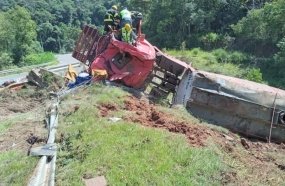Motorista fica ferido após capotar caminhão-tanque na SC-155 