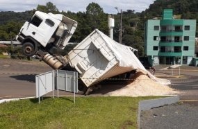 Semirreboque de carreta tomba sobre veículo em Rio das Antas