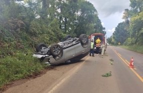 Carro com quatro pessoas capota após colisão contra barranco na SC-355