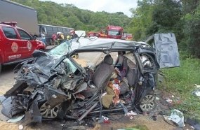 Motorista e criança morrem em acidente entre carro e carretas