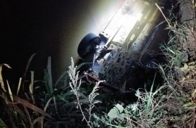 Mulher é salva por populares após carro cair dentro de rio 