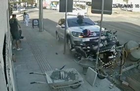 Carro atinge motocicletas no estacionamento após motorista passar mal