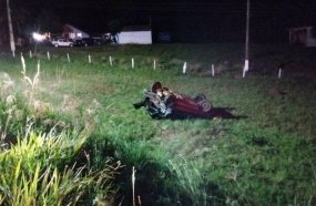 Carro é arremessado para fora da pista após colisão na SC-467 