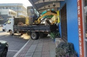 Caminhão desgovernado atinge carro e loja agropecuária em Luzerna