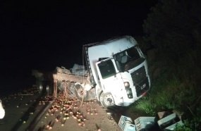 Motorista é ejetado de caminhão após colidir contra barranco 