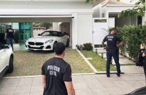 Operação sequestra automóveis de luxo, embarcações e aeronave em SC