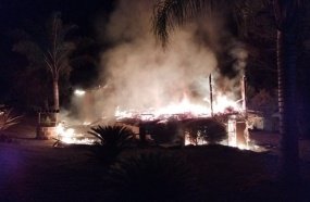 Casa de dois pavimentos é destruída por incêndio em Ibiam