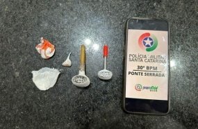 Mulher é presa após tentar esconder droga na boca durante abordagem