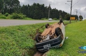 Capotamento deixa motorista ferido no acesso de Capinzal 