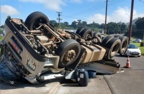 Motorista escapa ileso após carreta capotar na SC-135 