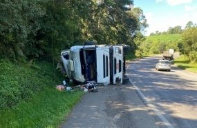 Mulher fica ferida após tombamento de carreta na BR-470