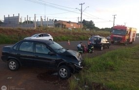 Três pessoas ficam feridas após colisão entre veículos na SC-135
