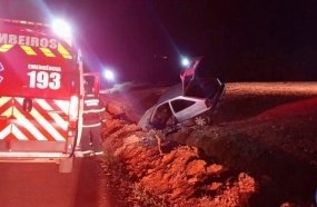 Carro cai em vala durante manobra em estacionamento 