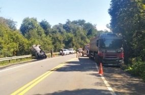Utilitário esportivo capota após colisão contra carreta na BR-282