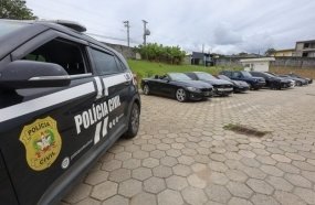 Polícia apreende carros de luxo em operação contra empresa de criptomoedas 