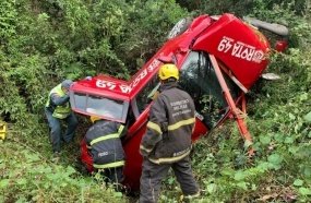 Carro capota fora da pista após motorista passar mal ao volante