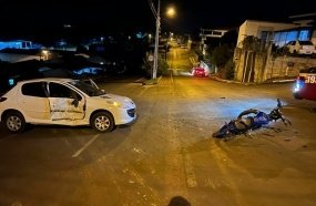 Jovem fica ferido após colisão entre carro e moto