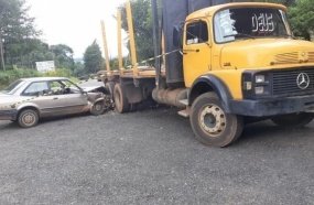 Duas pessoas ficam feridas após carro sair da pista e colidir em caminhão 