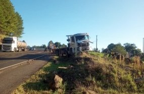 Caminhão carregado com maçãs capota após sair da pista na BR-282 