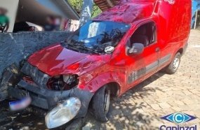 Utilitário desgovernado atinge muro de residência após capotar