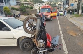 Moto para em pé após acidente que deixou motociclista ferido 