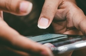 Moradora de Concórdia perde R$ 14 mil em golpe por celular
