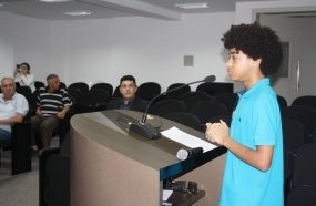 Jovem escritor busca ajuda para publicar novo livro