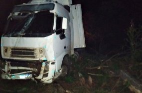 Caminhão carregado com leite condensado sai da pista na BR-282